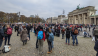 Menschen stehen auf dem Platz des 18. März in Berlin-Mitte am 18.11.2020. (Quelle: rbb)