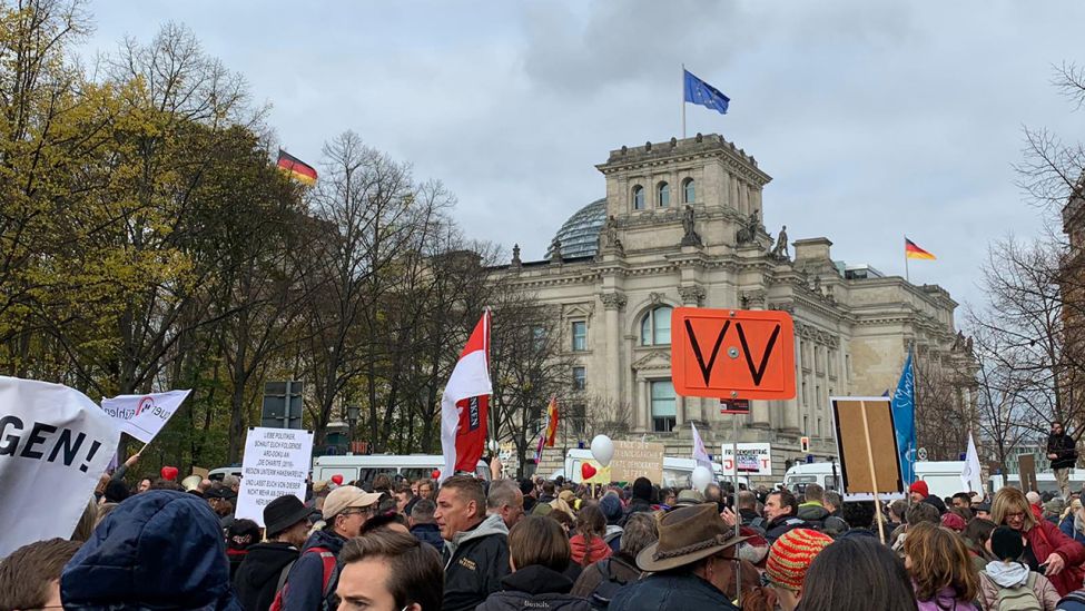 Demonstranten haben sich am 18.11.2020 vor dem Brandenburger Tor versammelt, um gegen die Verabschiedung des neuen Infektionsschutzgesetzes zu demonstrieren. (Quelle: rbb|24)