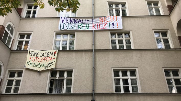 Transparente hängen an der Fassade der Finowstraße 22 als Protest gegen den Kauf durch den Immobilienkonzert Heimstaden. (Bild: rbb/Wolf Siebert)