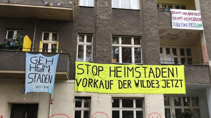 Transparente hängen an der Fassade des Wildenbruchplatz 3 als Protest gegen den Kauf durch den Immobilienkonzert Heimstaden. (Bild: rbb/Wolf Siebert)