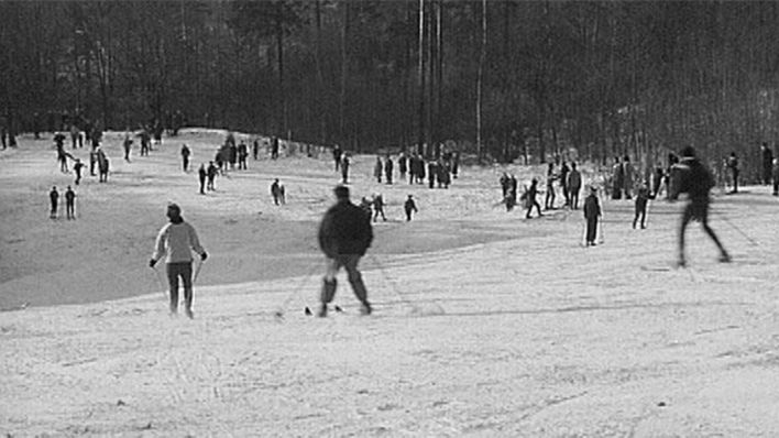 Archivbild: Menschen fahren im Winter 1964 auf dem Berliner Teufelsberg Ski (Bild: rbb)