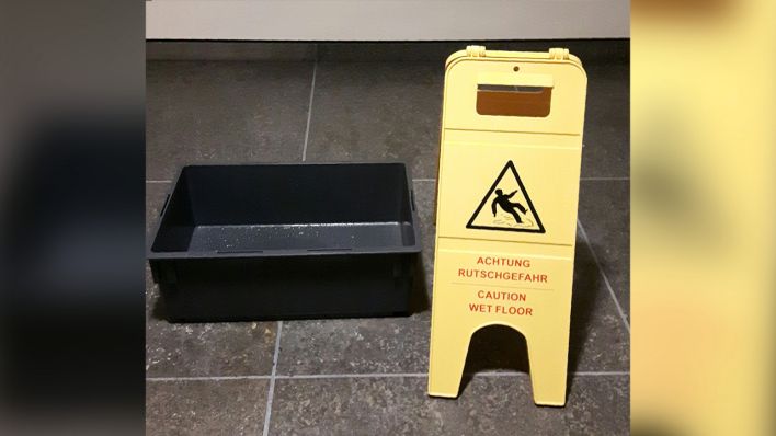 Ein Behälter und ein Warnschild weisen am BER auf eine tropfende Decke hin (Bild: Markus Zimmer)