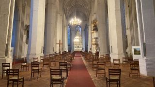 Stühle stehen mit Abstand in der Kirche (Quelle: rbb/Lepsch)