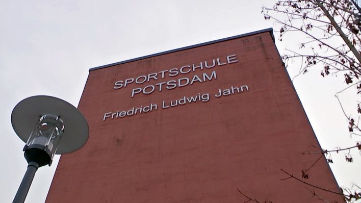 Die Sportschule Potsdam von außen. (Quelle: rbb)