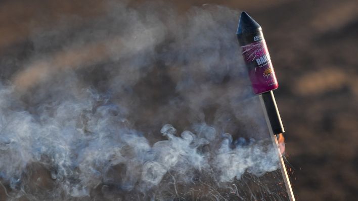 Symbolbild - Eine Silvester-Rakete wird gezündet. (Bild: dpa/Patrick Pleul)