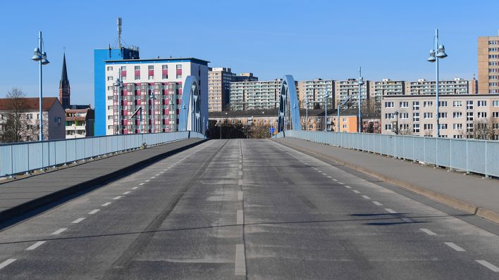 Blick über die leeren Grenzübergang Stadtbrücke von polnischer Seite in Richtung Frankfurt (Oder) (Bild: dpa/Patrick Pleul)