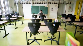 Archivbild: Karin Bitter, Lehrerin an der Comenius Grundschule in Oranienburg, sitzt im April 2020 in ihrem leeren Klassenzimmer vor einem Laptop. (Quelle: dpa/Kay Nietfeld)