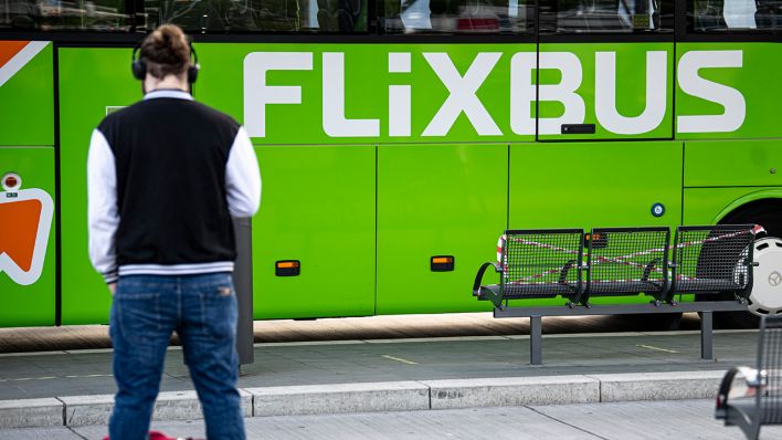 Archivbild: Ein Flixbus steht am 28.05.2020 im Zentralen Omnibusbahnhof in Berlin. (Quelle: dpa/Fabian Sommer)