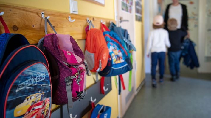 Rucksäcke in einem Kindergarten. Der Landkreis Oberspreewald-Lausitz schließt ab Donnerstag alle Kindergärten aufgrund der Corona-Lage.