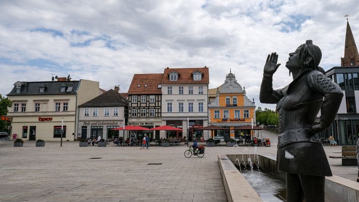 "Die Ruferin", Skulptur auf dem Marktplatz von Eberswalde. (Bild: dpa/Jens Kalaene)
