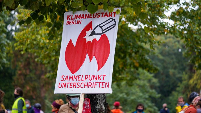 Plakat mit der Aufschrift "Sammelpunkt Unterschriften /Klimaneustart Berlin" am 25.09.2020 in Berlin. (Quelle: dpa/Reuhl)