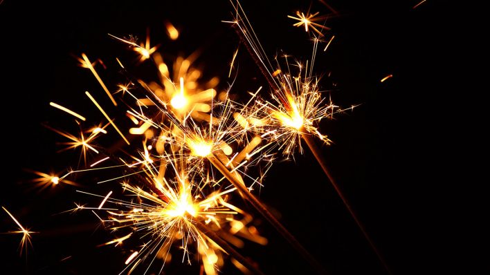 Wunderkerzen sind im Gegensatz zu Feuerwerk zum Jahreswechsel 2020/2021 erlaubt (Quelle: dpa/Anton Eine).