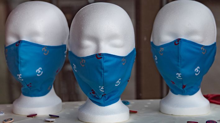 In der Touristeninformation in Cottbus werden Masken verkauft (Quelle: dpa/Paul Zinken).