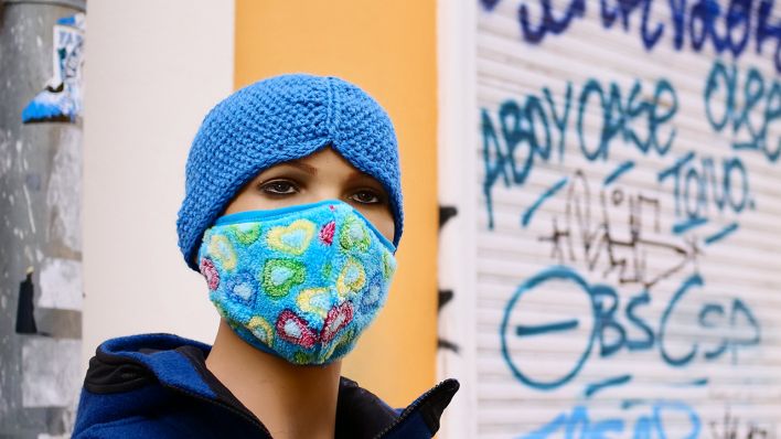 Eine Schaufensterpuppe steht am 17.10.2020 waehrend der Corona-Pandemie vor einem Modegeschaeft in Potsdam und traegt eine Maske aus Stoff. (Quelle: dpa/Wolfram Steinberg)