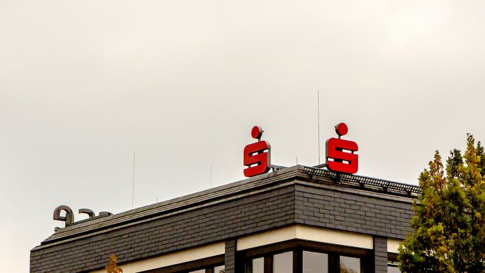Symbolbild - Logo der Sparkasse auf einem Dach.