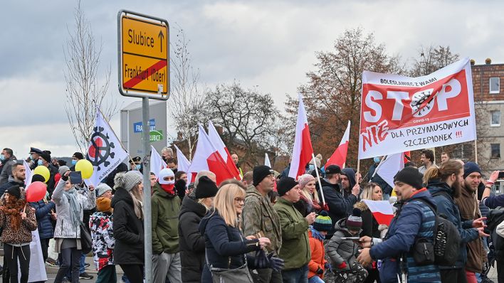 Aus dem polnischen Slubice gehen am 28.11.2020 Teilnehmer einer Demonstration gegen Corona-Maßnahmen über den Grenzübergang Stadtbrücke nach Frankfurt (Oder) (Bild: dpa/Patrick Pleul)