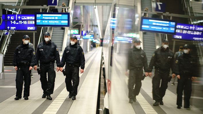 Beamte der Bundespolizei mit einer Mund-Nasenbedeckung gehen am 07.12.2020 zum bundesweiten Aktionstag der Deutschen Bahn zur Maskenpflicht durch den Berliner Hauptbahnhof. (Bild: dpa/Kay Nietfeld)