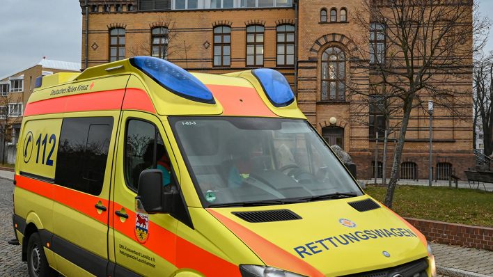 Ein Rettungswagen vom Deutschen Roten Kreuz steht am 07.12.2020 vor dem Gebäude des Klinikums Niederlausitz. (Quelle: dpa/Patrick Pleul)