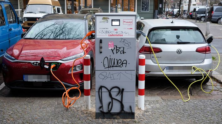 An einer Ladestation für Elektroautos in Prenzlauer Berg werden 2 Autos geladen. (Quelle: dpa/Jens Kalaene)