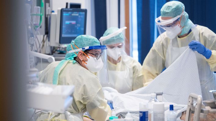 Symbolbild - Pflegekräfte versorgen auf einer Intensivstation einen Covid-19-Patienten, der im künstlichen Koma liegt und beatmet wird. (Bild: dpa/Marijan Murat)