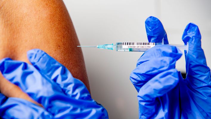 Impfung des Pfizer/Biontech-Impfstoffs am 16.12.2020. (Quelle: dpa/Robin Utrecht)