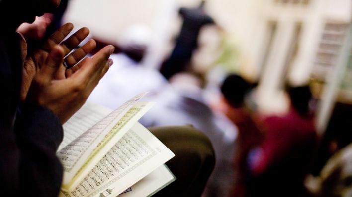 Ein Mann liest eine Kopie des Korans (Quelle: dpa/Marton Magocsi)