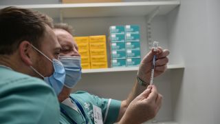 Medizinisches Personal in einem Impfzentrum überprüft den Pfizer/BioNtech-Impfstoff gegen das neuartige Coronavirus (Bild: dpa/Ben Birchall)