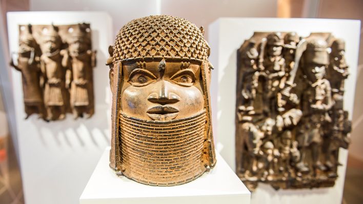 14.02.2018, Hamburg: Drei Raubkunst-Bronzen aus dem Land Benin in Westafrika sind im Museum für Kunst und Gewerbe (MKG) in einer Vitrine ausgestellt (Bild: dpa/Daniel Bockwoldt)