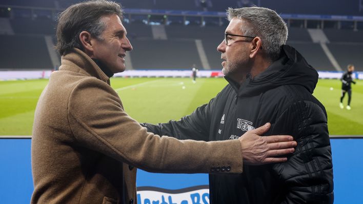 Hertha-Trainer Bruno Labbadia mit Union-Coach Urs Fischer. / picture alliance/dpa/AFP-Pool/Odd Andersen