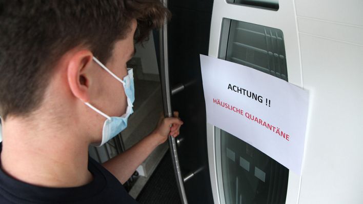 An einer Haustür ist ein Zettel angebracht auf dem steht: "Achtung! Häusliche Quarantäne" (Quelle: Eibner-Pressefoto/Fleig)