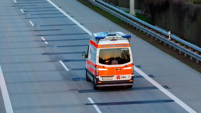 Rettungswagen des Falck-Rettungsdienstes faehrt auf der Autobahn A15 bei Cottbus. (Quelle: dpa/Andreas Franke)