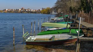 Boote am Straussee liegen teilweise auf dem Trockenen. (Quelle: dpa/Patrick Pleul)
