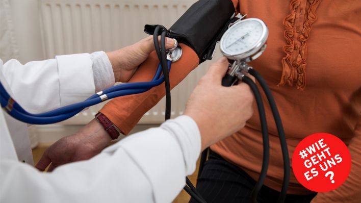 Symbolbild - Einer Patientin wird in der Sprechstunde der Blutdruck gemessen. (Bild: dpa/Monique Wüstenhagen)