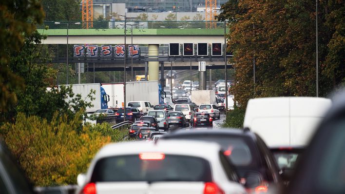 Autos fahren wegen dichten Verkehrs auf der Stadtautobahn A100 (Quelle: dpa/Stache)