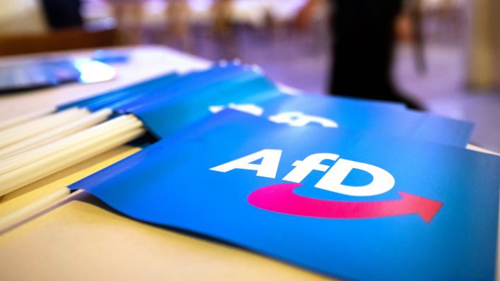 ähnchen mit dem Logo der AfD liegen bei einem Landesparteitag auf einem Tisch. Quelle: Daniel Karmann/dpa