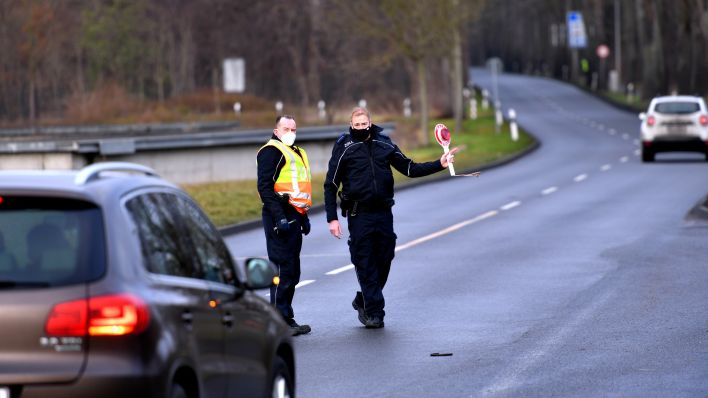 Eine Polizeikontrolle an der deutsch-polnischen Grenze. Quelle: dpa/Marcin Bielecki