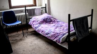 Blick in ein Zimmer der Kältehilfe Notübernachtung, einer ganztägigen Unterkunft für obdachlose Menschen. (Quelle: dpa/Britta Pedersen)