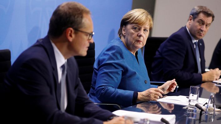 Bundeskanzlerin Angela Merkel (CDU), der bayerische Ministerpräsident Markus Söder (CSU) und Berlins Regierender Bürgermeister Michael Müller (l, SPD) bei einer Pressekonferenz im Kanzleramt. (Quelle: dpa/Fabrizio Bensch)