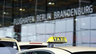 Ein Taxi vor den Flughafen Berlin Brandenburg BER. (Quelle: dpa/Soeren Stache)