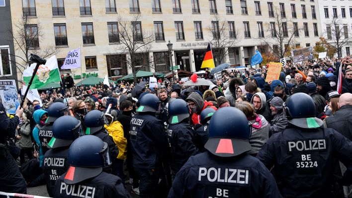 Tausende Demonstranten protestieren am Brandenburger Tor und im Regierungsviertel gegen die Corona-Politik der Regierung. (Quelle: dpa/Frederic Kern)