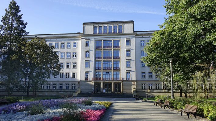 Das Krankenhaus in Eisenhuettenstadt (Quelle: dpa/Sascha Steinach)
