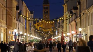 Potsdam. Passanten gehen auf der Einkaufsmeile Brandenburger Straße unter weihnachtlicher Beleuchtung entlang. (Quelle: dpa/Soeren Stache)