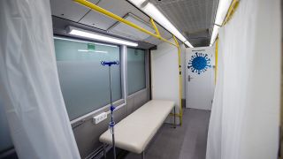 Eine mobile Impfstation, ein umfunktionierter Bus. (Quelle: dpa/Daniel Karmann)