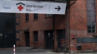 "Corona-Impfzentrum Berlin" steht auf dem Banner über dem Eingang zur Arena in Treptow. (Quelle: dpa/Paul Zinken)