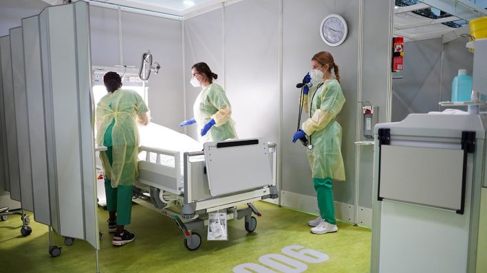 Symbolbild: Pflegekräfte in einem Corona-Behandlungszentrum in Berlin. (Quelle: dpa/J. Carstensen)