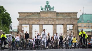 Archivbild: Menschen fahren mit ihrem Fahrrad auf der Straße des 17. Juni vor dem Brandenburger Tor in Berlin entlang. Mit dem Fahrradkorso gedachten die Teilnehmer verunglückter Fahrradfahrer und fuhren an Radverkehr-Unfallstellen vorbei. (Quelle: dpa/L. Schulze)