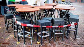 Symbolbild: Tische und Stühle stehen vor einer Gastronomie, die derzeit nur Speisen zum Mitnehmen anbieten darf. Angesichts der verlängerten Schließung von Hotels, Kneipen und Restaurants drängen Branchenvertreter auf eine schnelle Auszahlung der Novemberhilfen. (Quelle: dpa/H. Dittrich)