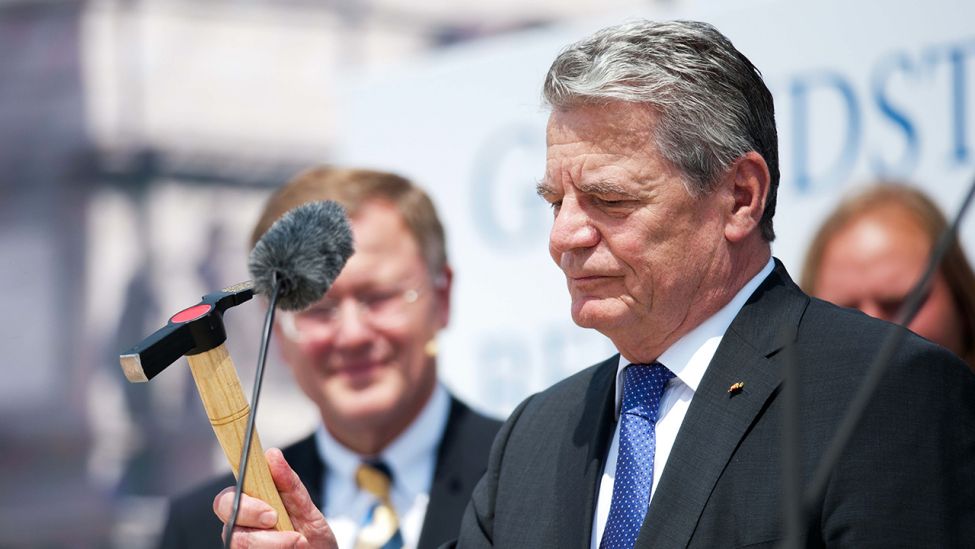 Bundespräsident Joachim Gauck legt am 12.06.2013 in Berlin den Grundstein für das neue Berliner Schloss. (Quelle: dpa/Maurizio Gambarini)
