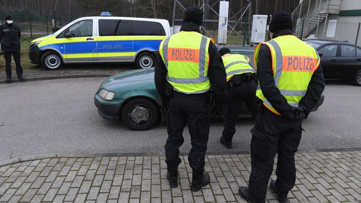 Polizisten der Landespolizei kontrollieren vor dem Grenzübergang Ahlbeck ein Fahrzeug, das in Richtung Polen unterwegs ist. Quelle: dpa/Stefan Sauer
