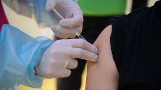 Eine Ärztin zeigt im Corona-Impfzentrum in der Arena, wie eine Spritze gesetzt wird. (Quelle: dpa/Zinken)
